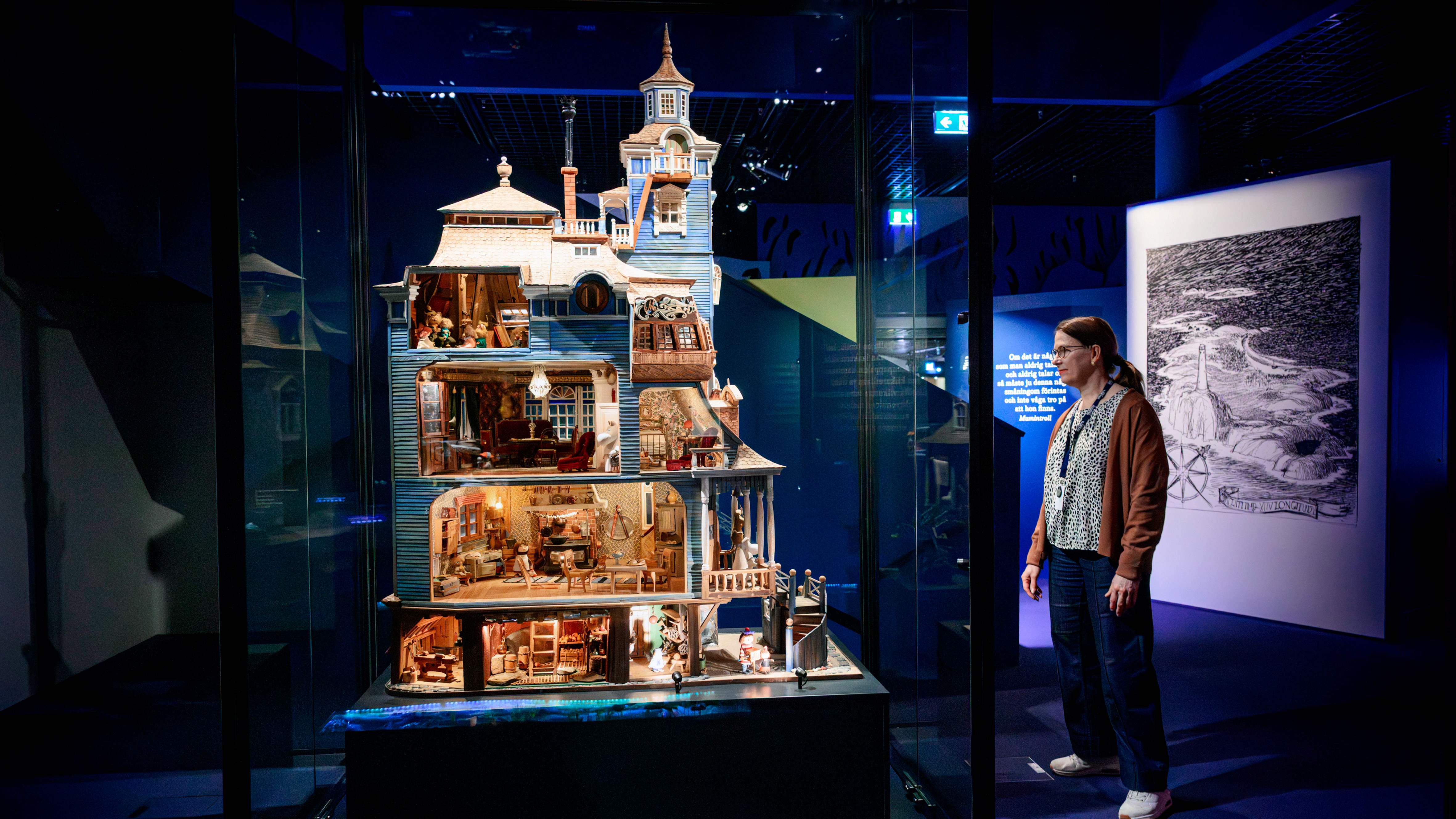 Museets stolthet är det blåmålade Muminhuset, två meter högt, som man kan studera genom fönster och öppna väggar. Det byggdes av Tove Jansson och hennes livskamrat, grafikern Tuulikki Pietilä med vänner.Foto: Cata Portin
